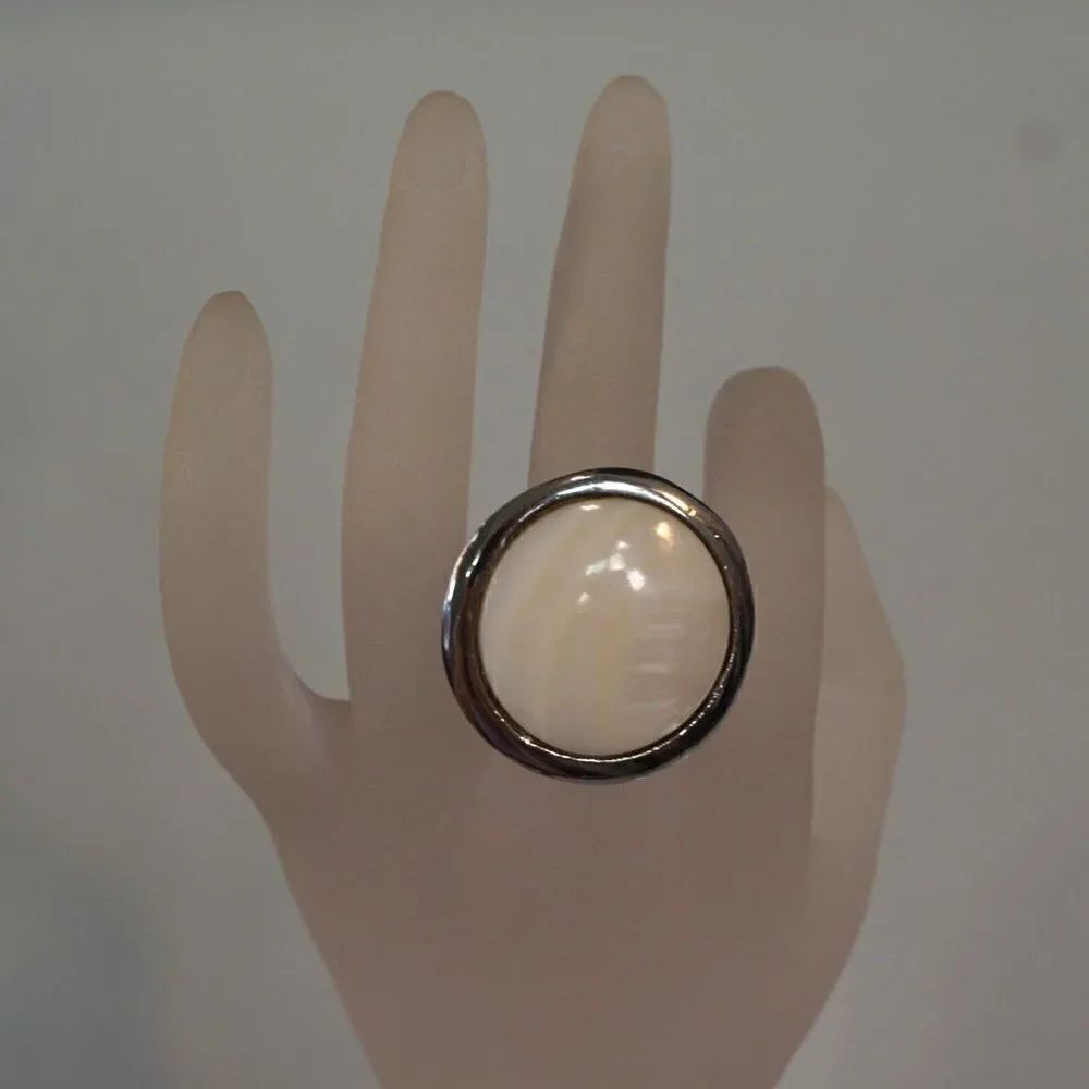 Statement Ring Button Style Size 8 Ring Silver Tone Faux Mother Of Pearl